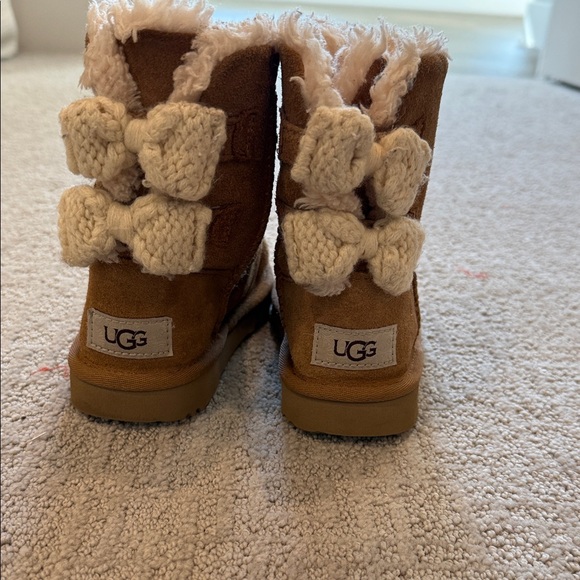 UGG Kids' Tan Boots with Cream Knit Bows - Picture 1 of 5